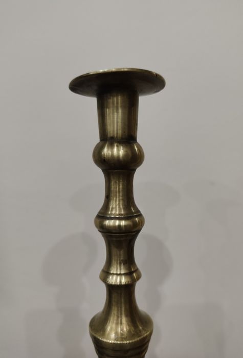 Холандски, винтидж , висок месингов свещник .