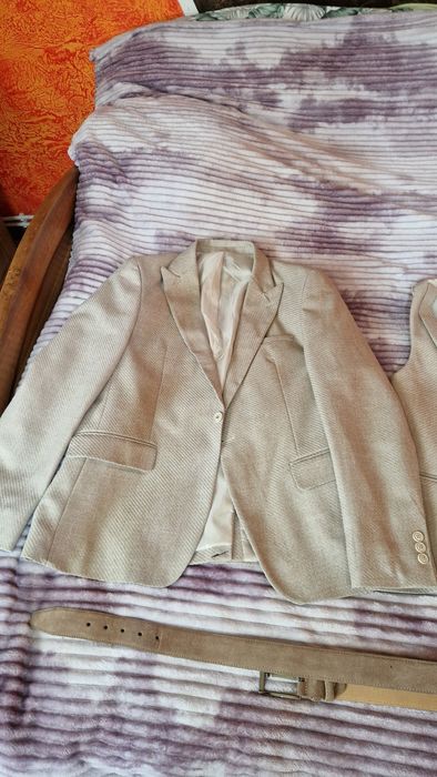 Продавам бален костюм