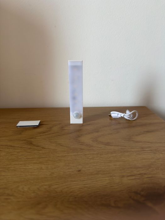 Lampă LED cu senzor de mișcare – ideală pentru dulap sau hol