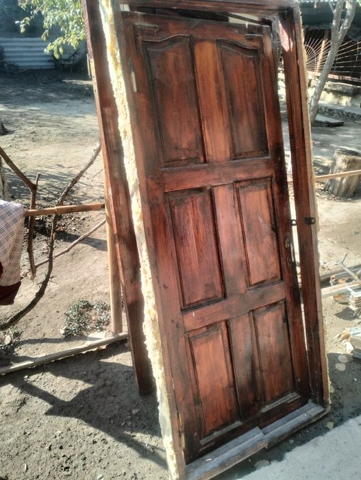 Екі шт есік бар ағаш