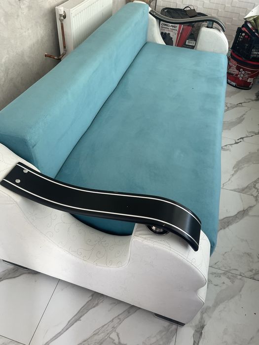 Vând canapea extensibilă 3 locuri, material velvet verde.