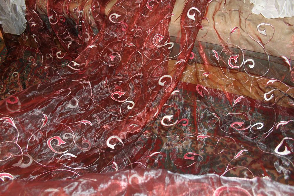 Тюль с ламбрекеном. Красная тюль.