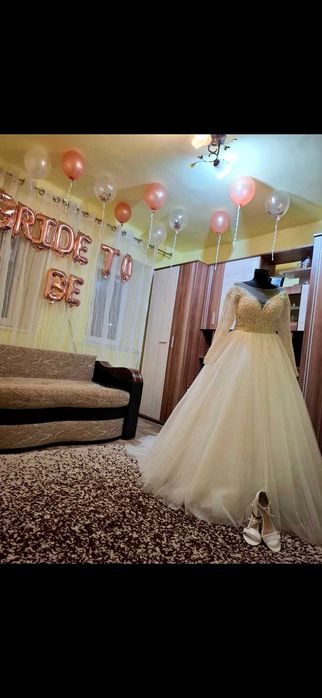 Vând rochiță de mireasă, cu mâneci si trenă, plus cerc de 3