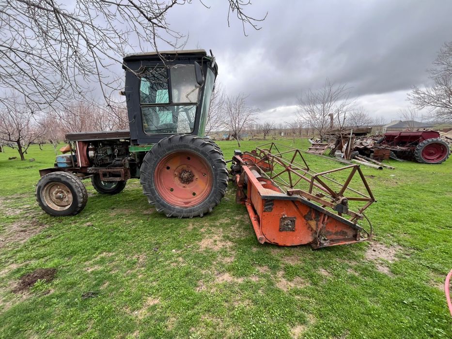 Комбайн трактор .