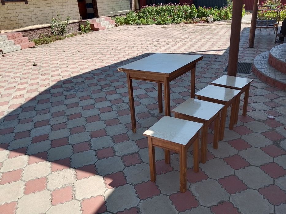 Кухни стол с табуретками
