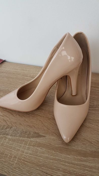Pantofi crem, lac, marimea 35, toc 9.5cm