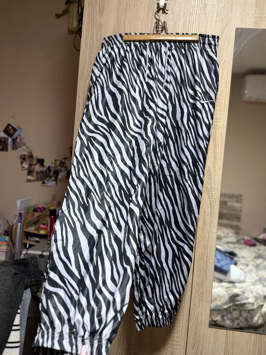 Дамско долнище Nike животински принт шушлек черен с ластик