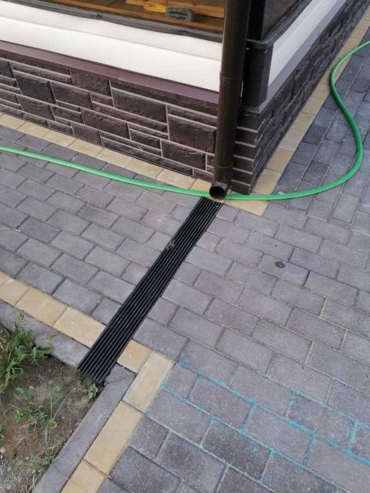 Продаётся комплект водоотводного пластикового лотка Gidrolica Light