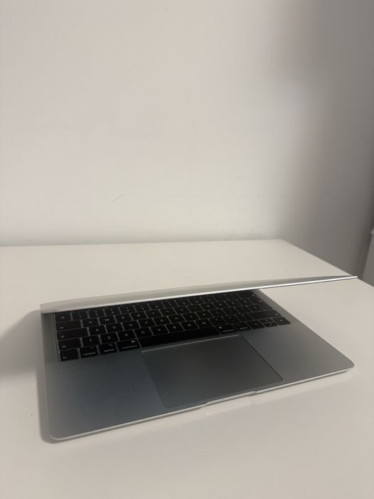 MacBook Air 13” 2019 Silver | 8GB RAM | 128GB SSD | Îngrijit | 1049 lei