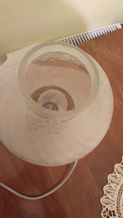 Lustră și veioze din sticlă.