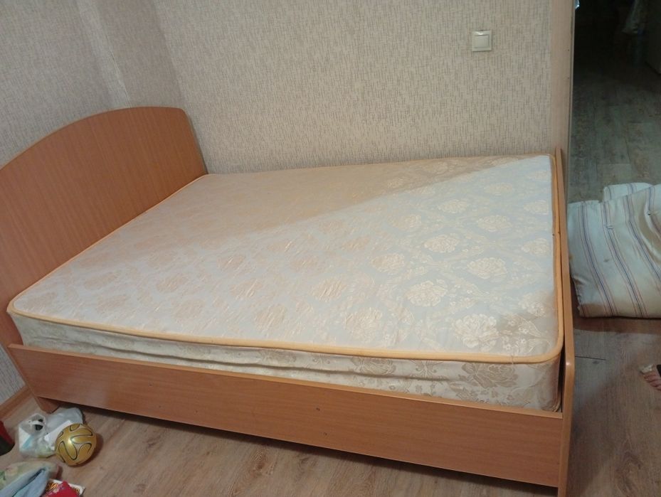 Продам двухспальнию кровать вместе с матрасом