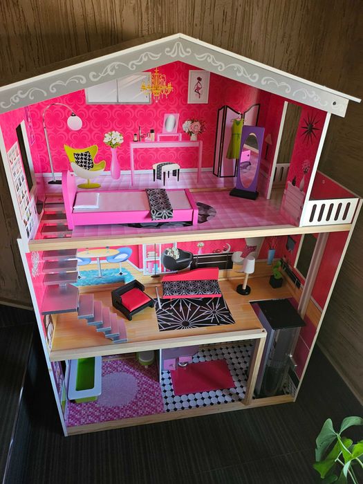 Дървена къща за кукли с обзавеждане и асансьор