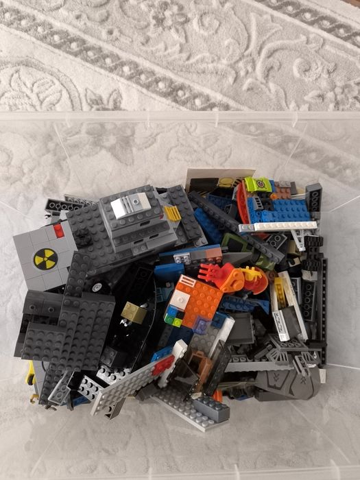 Продам Лего два набора замок и корабль