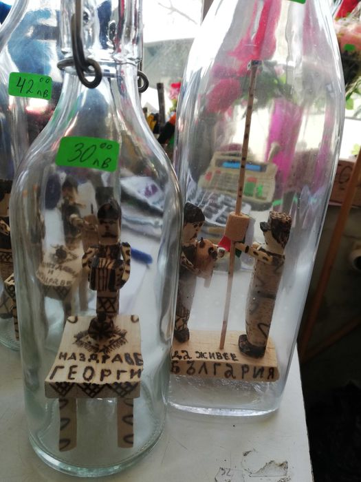 Шишета с дървени фигури