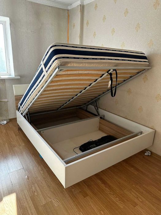 кровать двухспальная с матрасом