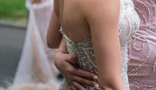 Продават се 2 броя официални рокли