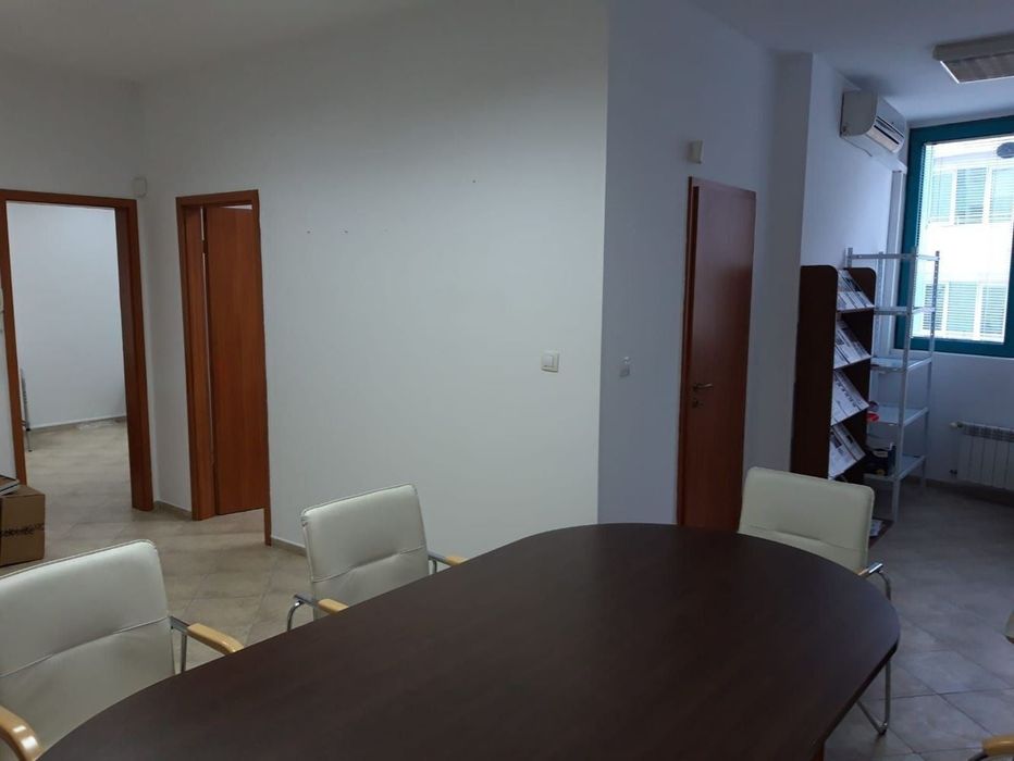 Обзаведен офис до ЕСТЕ – 2 работни помещения, заседателна зала, ниски