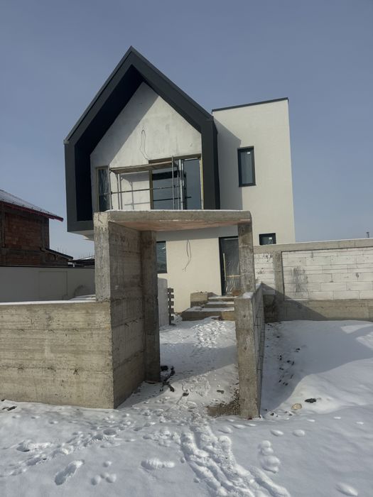 Vand casa cu 3 dormitoare , 15 min Brasov, Romania