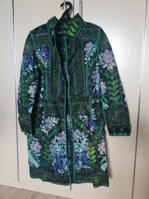 Расшитое узорами пальто/плащ