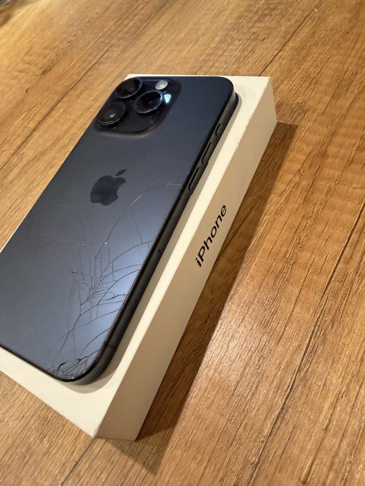 Iphone 15 pro 128gb с леко пукнат заден панел