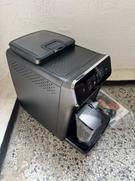 Кафеавтомат Philips 2300 EP2330/10, Автоматична Кафемашина LatteGo 4 Напитки, Тъч Дисплей, Керамична Мелачка, AquaClean, Тиха Работа 15bar