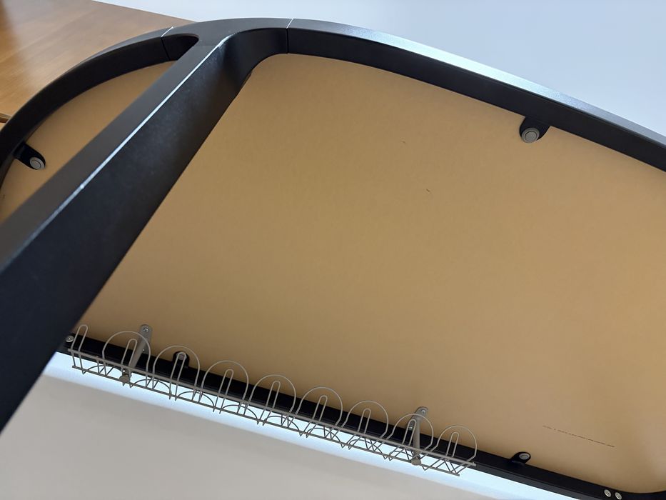 Birou Ikea Bekant negru-maro semi-rotund, cu organizator cabluri bonus