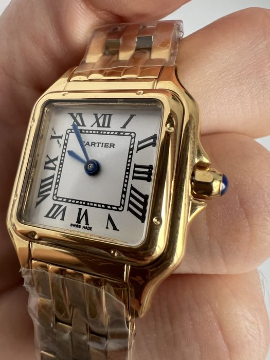 Продавам нов часовник в стил Cartier