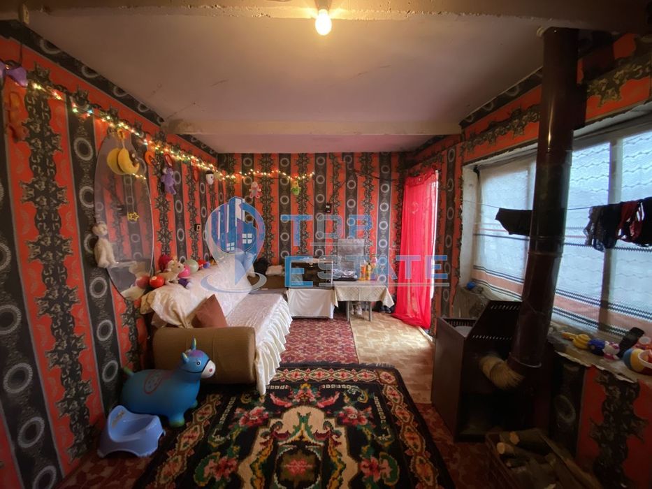 Тухлена къща с гараж и кладенец в гр. Горна Оряховица, област Велико