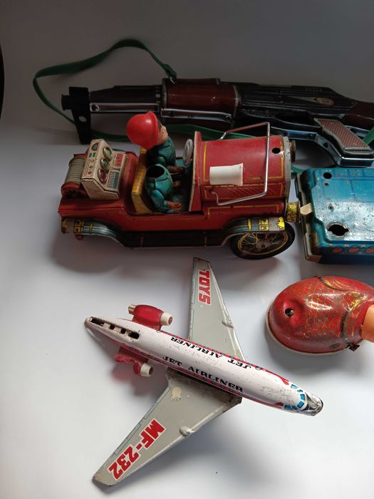 Lot jucarii vechi de colectie china, incomplete, din tabla, Comunism