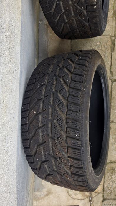 Гуми 245/40 R18.