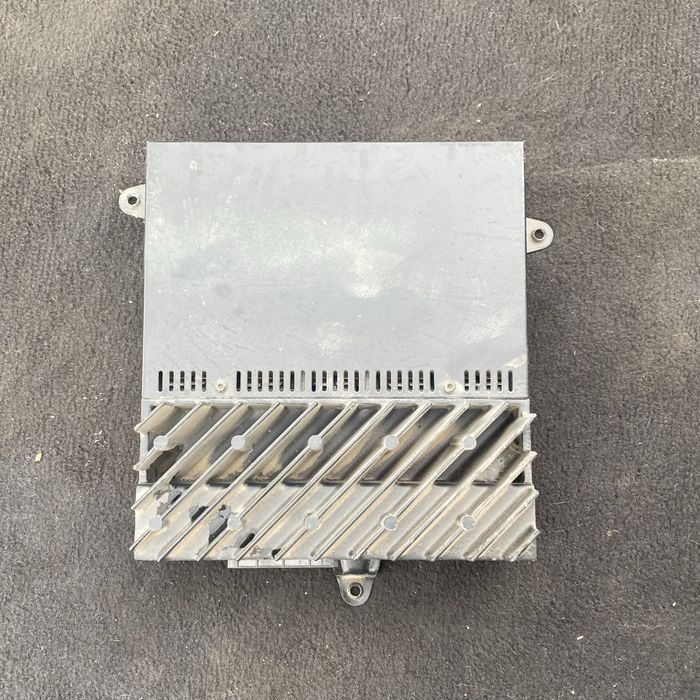 Усилвател за Бмв Е46 колата беше с HI-Fi музика