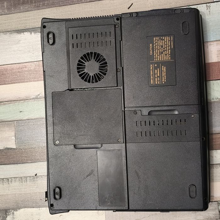 Laptop distrus, model 1998, pentru componente. Nefunctional