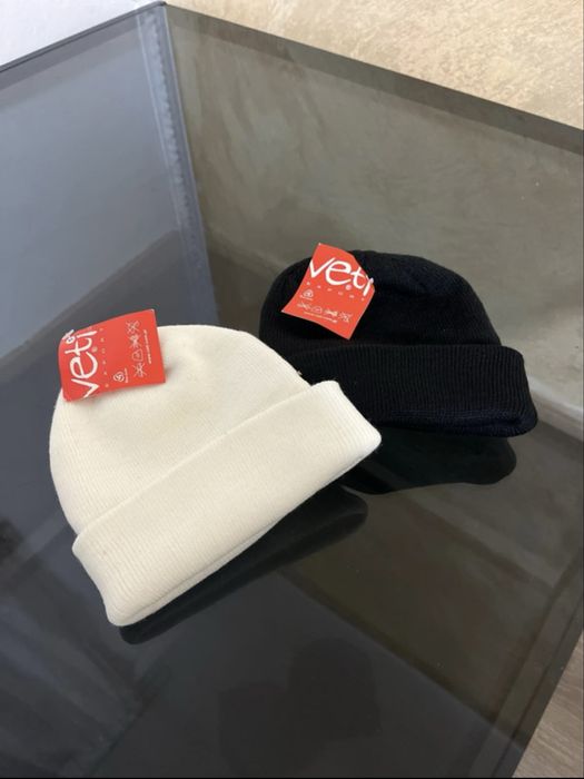 Fesuri noi, cu etichetă – alb / negru