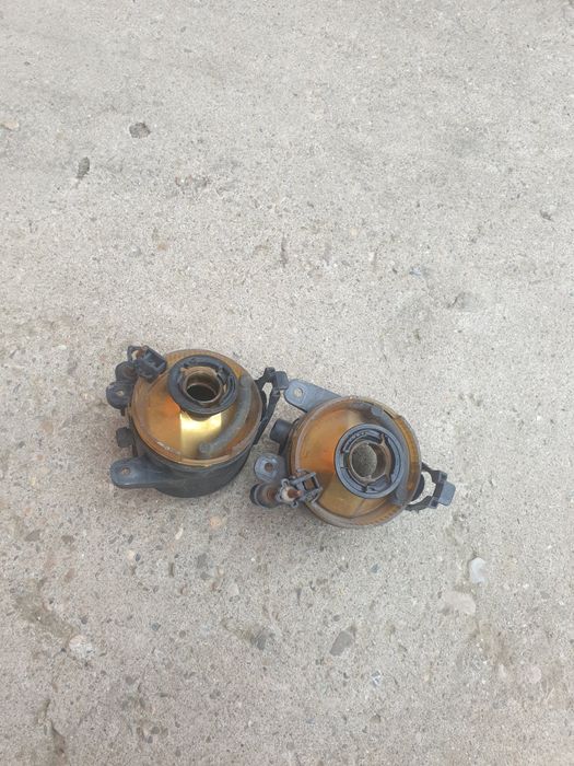 De vanzare doua faruri