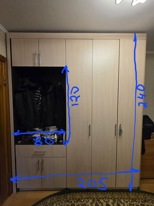 Вместительный шкаф в прихожую