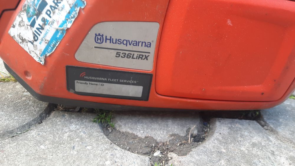 Vând motocoasa huswarna pe acumulator 536LXRX