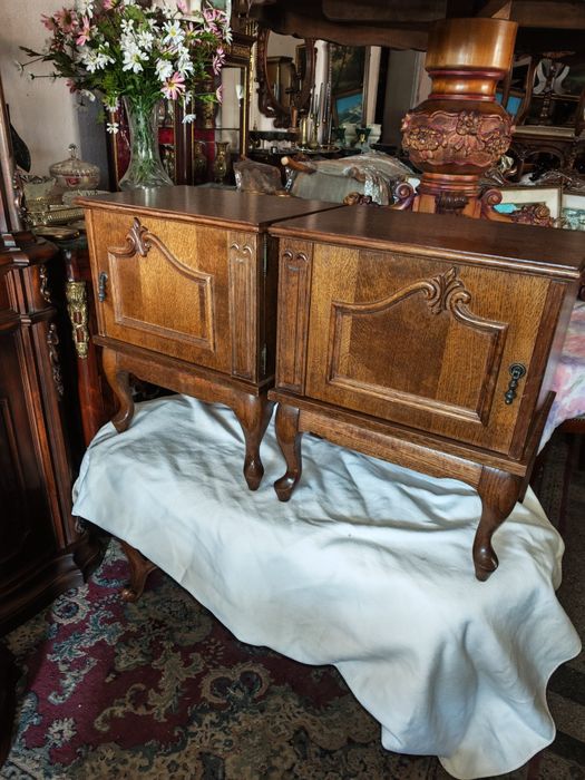 Дървени нощни шкафчета