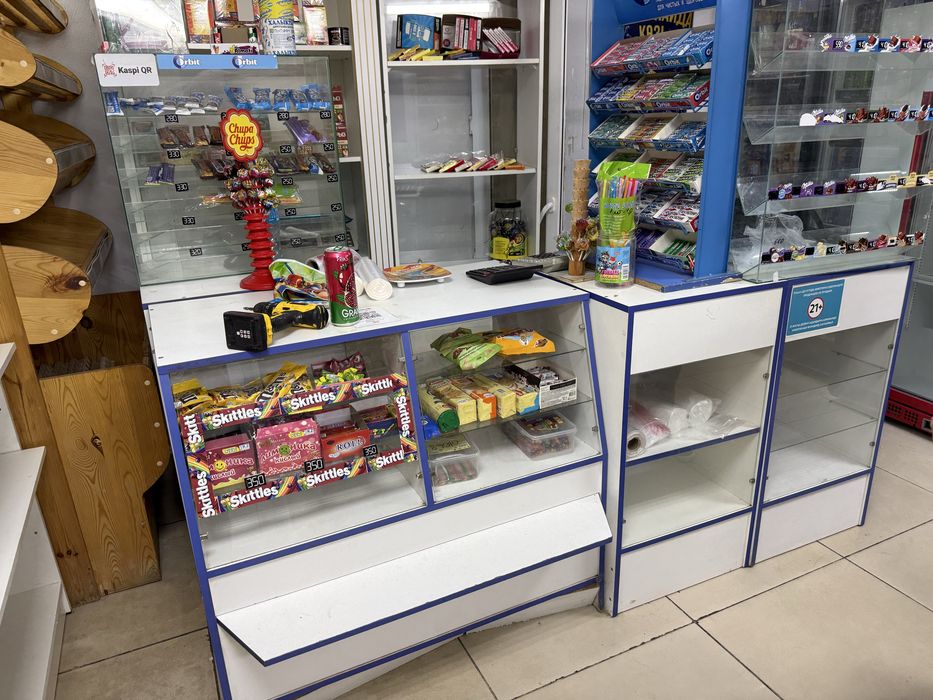 Кассовый стол,полки