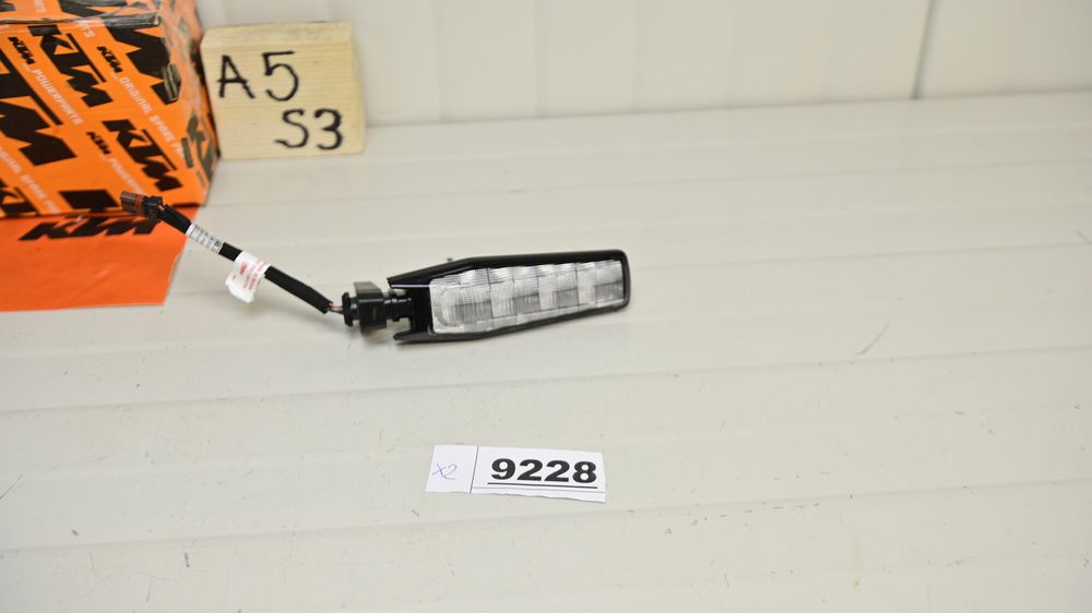 KTM 1390 Super Duke R EVO 2024 Semnalizare dreapta fata