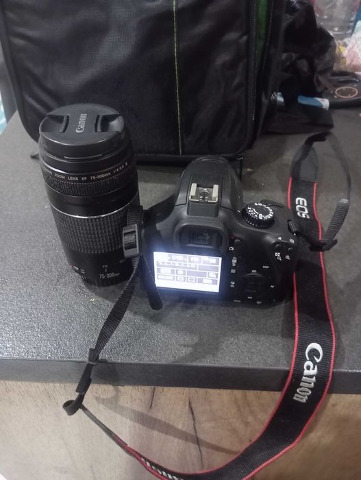 Canon 4000D + обективи 18-55 и 75-300 + раница+ +статив + книга
