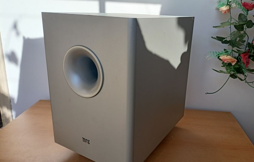 Vand boxe sub Elac (activ)
