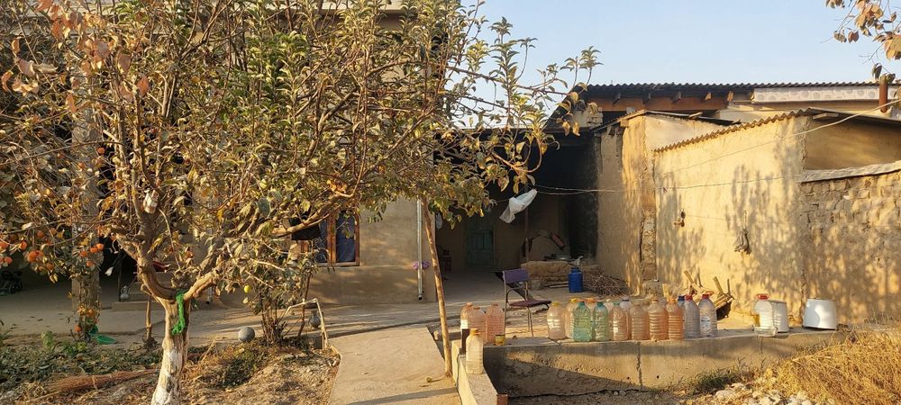 7 xona, 1 ta garaj, 2 ta podvol, 2 etajli yashab turilgan uy. 10 sotix