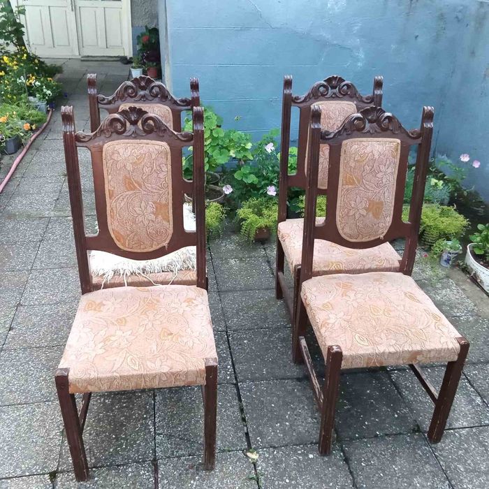 Маса със столове