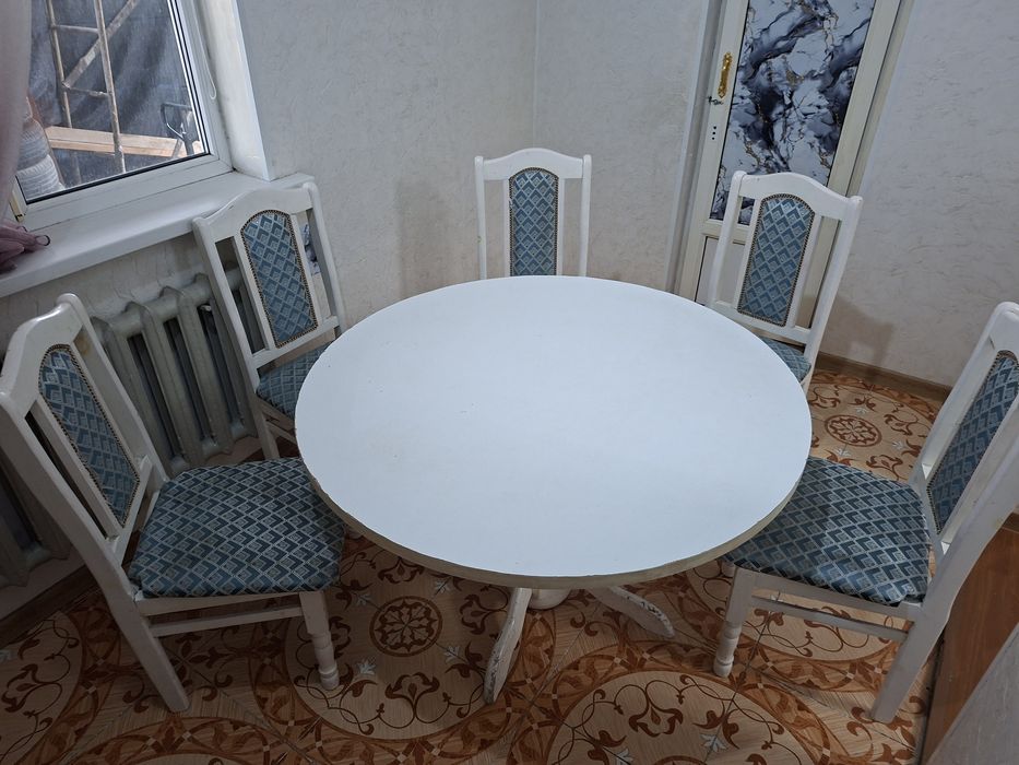 Стол со стульями