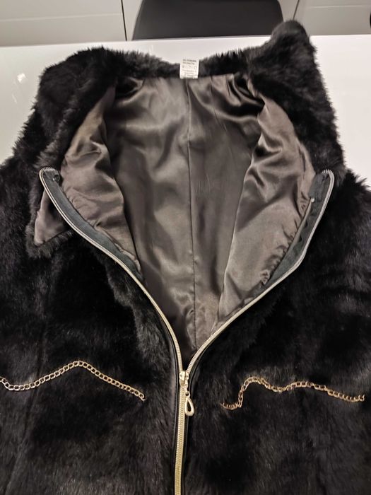 Дамски черен пухкав елек