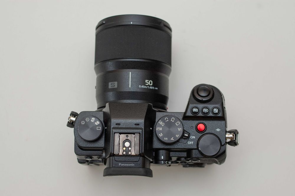 Продавам Panasonic Lumix S5 с обектив Lumix S 50mm f/1.8