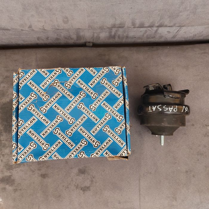 Подушка двигателя пассат B3 оригинал