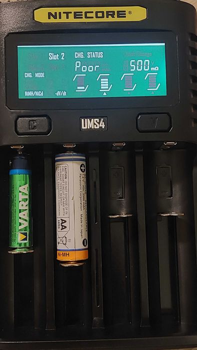 Зарядно Nitecore UMS4 за четири батерии