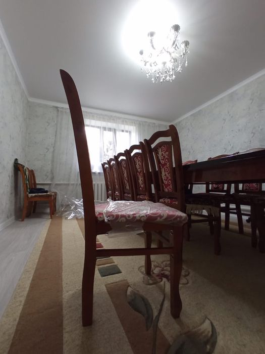 Продаю стол стулья. И шкафы.