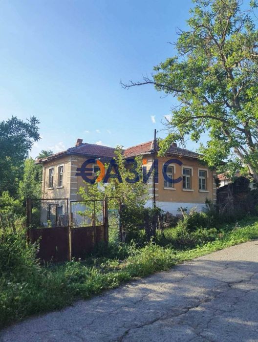 Двуетажна къща от 138 м2 с голям парцел от 1 027 м2 в центъра на С. Кубадин, Общ. Средец, България, 22 500 евро #28926290